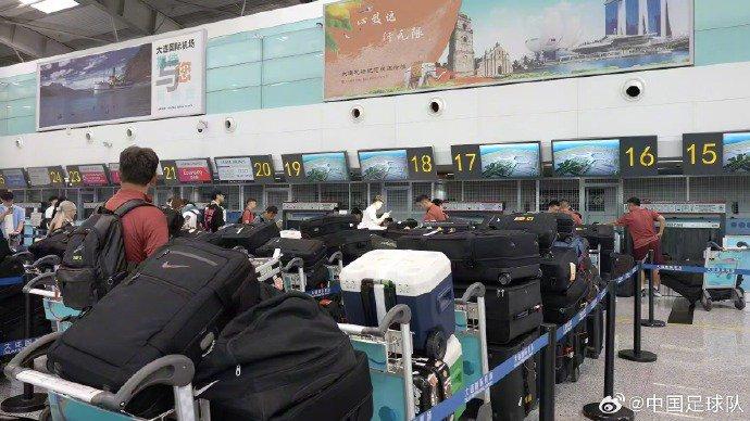 男足队员出征东亚杯携带较多行李入关引发关注 中国足球队回应