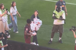 hth-回到朗斯主场！奥蓬达准备了很多球衣，赛后送给球迷