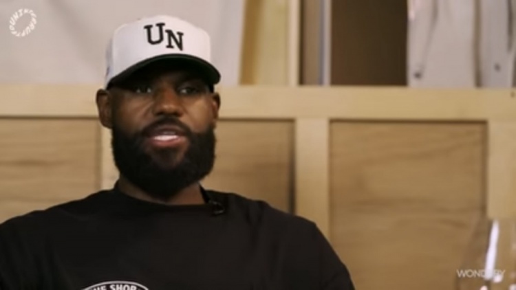 詹姆斯打趣：我等不及和孙子辈举起写我狂砍101分的那张纸了🤣